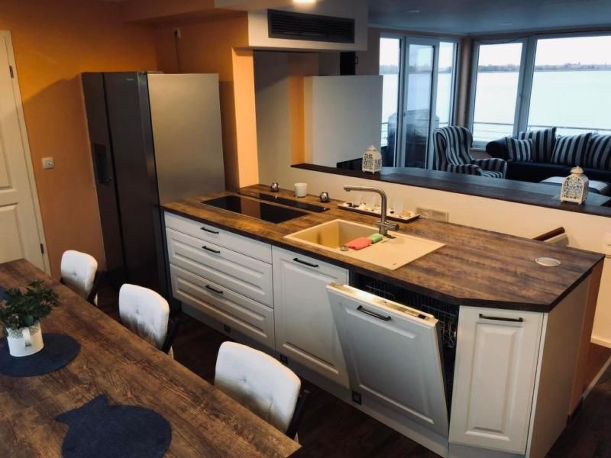 Kühlschrank, Mikrowelle, Ofen, Geschirrspüler