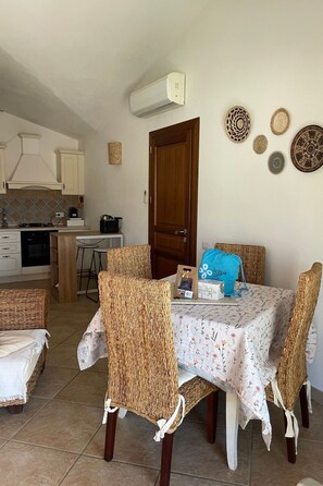 Dining - Haus 1 Kilometer vom Strand von Porto Ainu entfernt by Interhome (Agrustos)