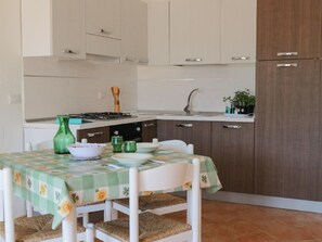 Refrigerador, horno y utensilios de cocina 