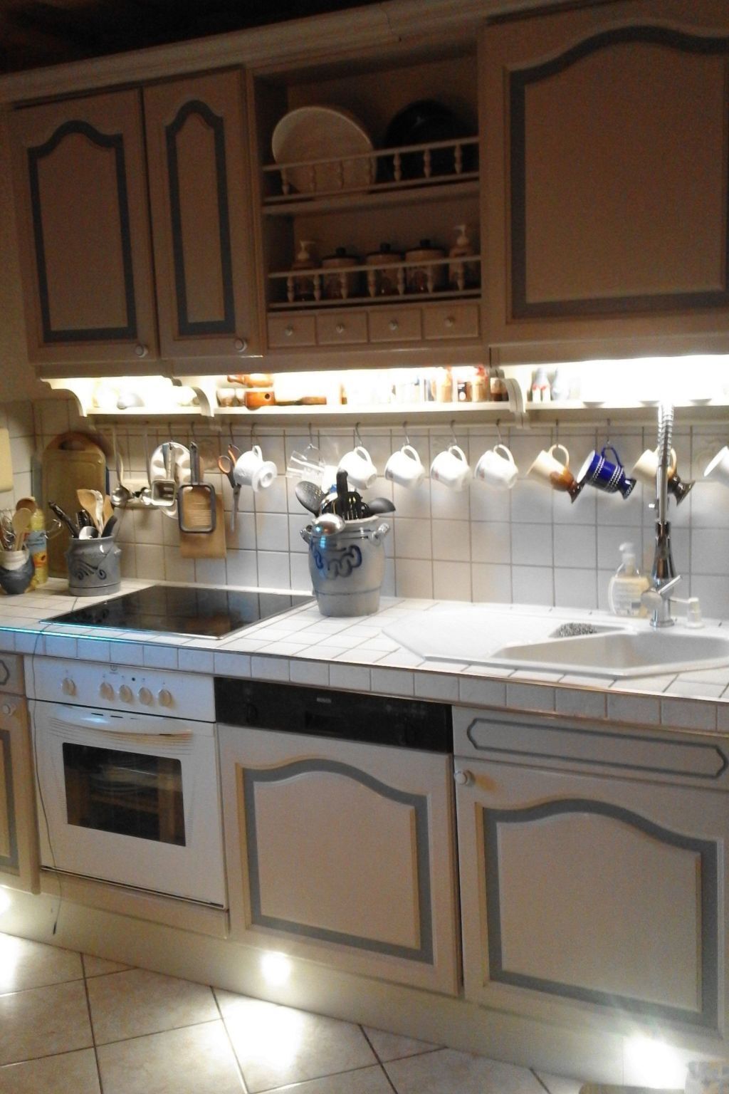 Kühlschrank, Ofen, Geschirrspüler, Kochgeschirr/Geschirr/Besteck