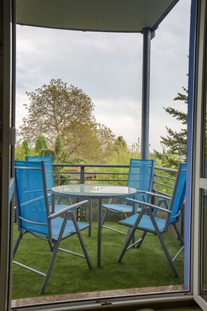 Outdoor dining - in Stadtrandlage mit guter Anbindung, sowie eigener Terrasse und Garten by Interhome (Dresden)