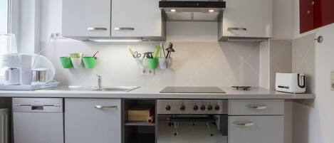 Kühlschrank, Ofen, Geschirrspüler, Kochgeschirr/Geschirr/Besteck