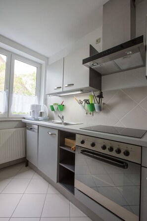 Fridge, oven, dishwasher, cookware/dishes/utensils - in Stadtrandlage mit guter Anbindung, sowie eigener Terrasse und Garten by Interhome (Dresden)