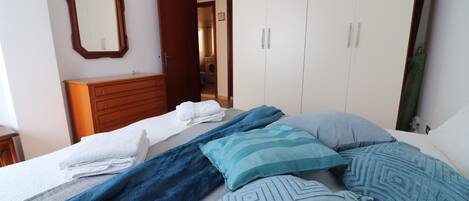 Strykejern/-brett, internettilgang og sengetøy