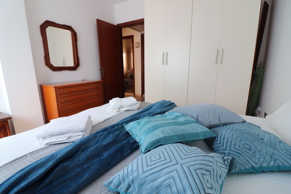 Tabla de planchar con plancha, acceso a internet y ropa de cama