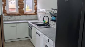 Kühlschrank, Mikrowelle, Ofen, Geschirrspüler