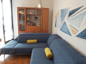 TV - Wohnung 'Ispra Lago Maggiore' by Interhome (Ispra)