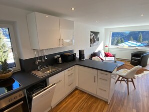 Kühlschrank, Ofen, Geschirrspüler, Kochgeschirr/Geschirr/Besteck