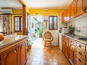 Fridge, microwave, oven, dishwasher - Schönes Ferienhaus in Colares mit Privatem Pool by Interhome (Colares)