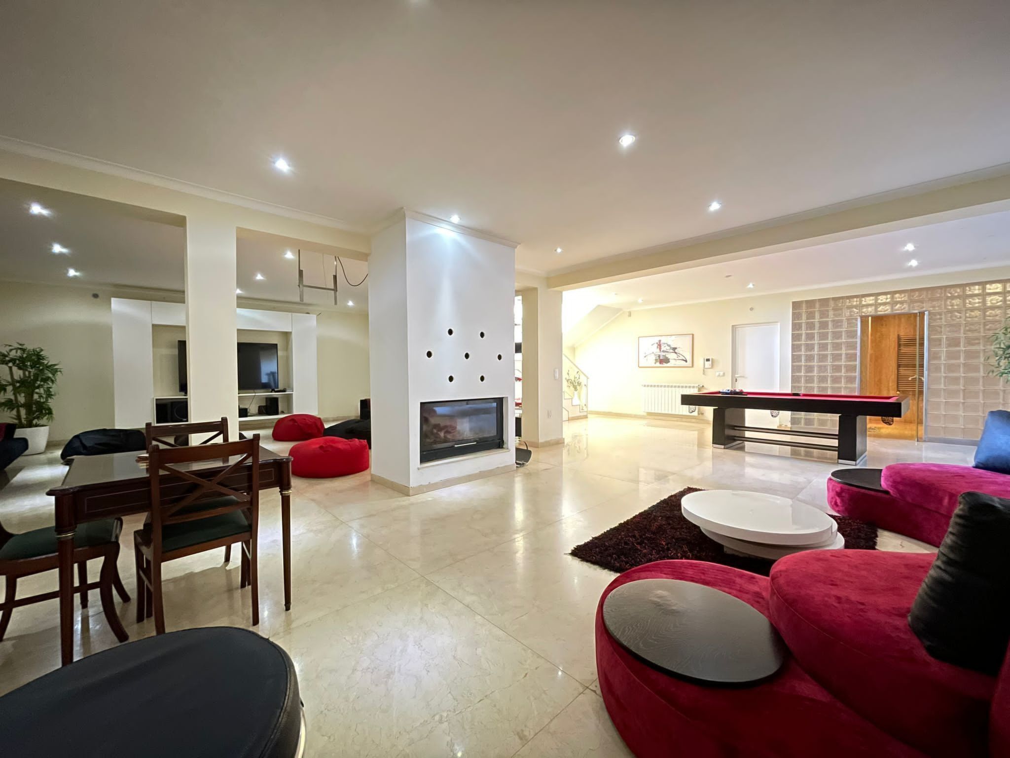 Televisie, een open haard en een dvd-speler