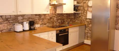 Fridge, oven, dishwasher, cookware/dishes/utensils