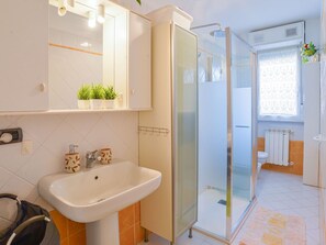 Bathroom - Casa Biba bei Holiday World by Interhome (Segno)