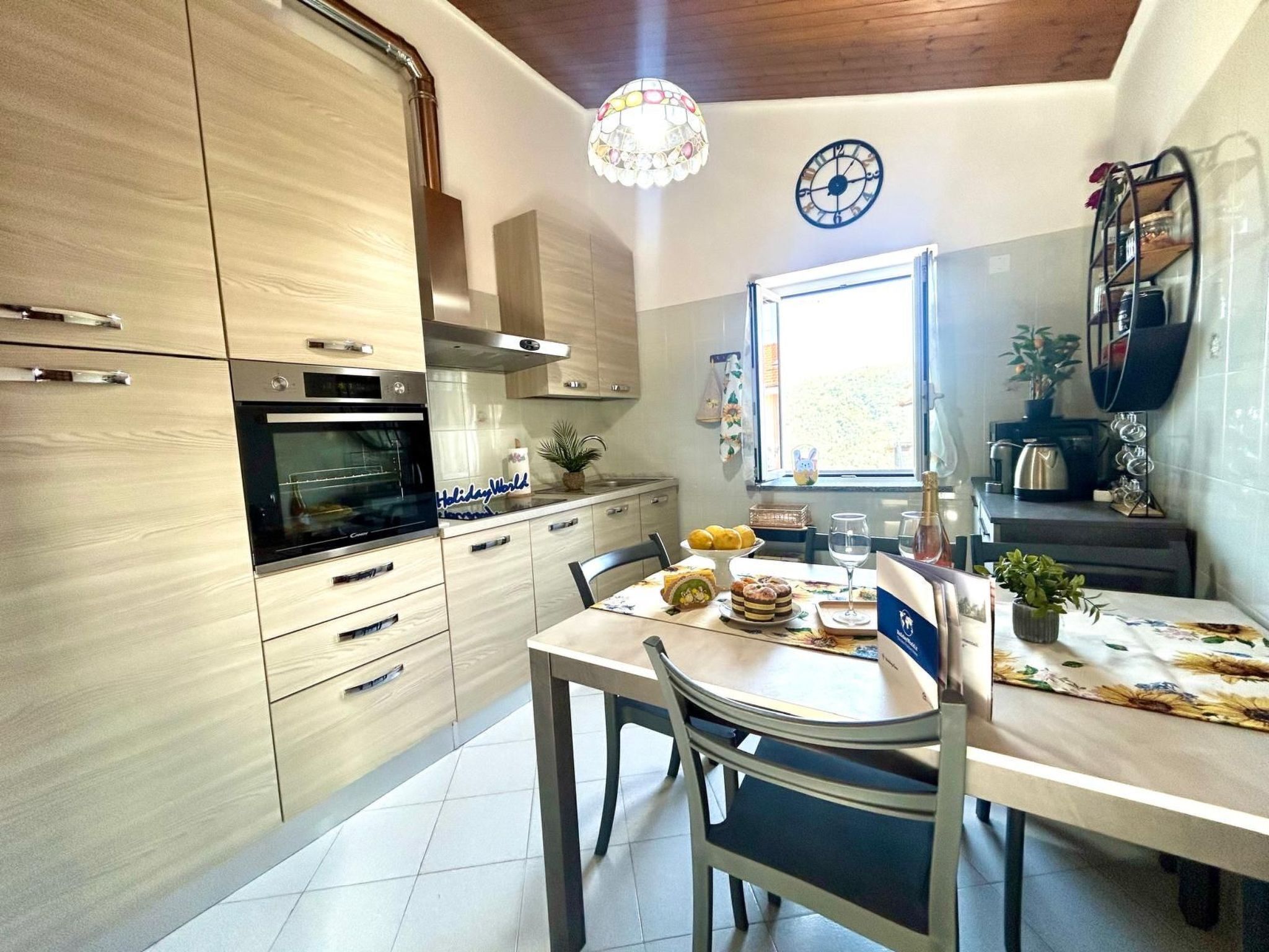 Kühlschrank, Mikrowelle, Ofen, Kochgeschirr/Geschirr/Besteck