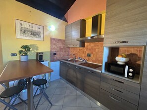 Fridge, microwave, oven, cookware/dishes/utensils - Casa il Cuore delle Langhe bei Holiday World by Interhome (Dogliani)