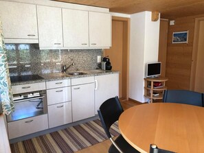 Kühlschrank, Mikrowelle, Ofen, Kochgeschirr/Geschirr/Besteck
