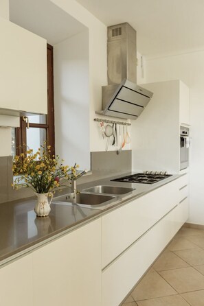 Fridge, oven, dishwasher, cookware/dishes/utensils - Barolo' Wohnung mit Gemeinschaftspool by Interhome (Isola d'Asti)