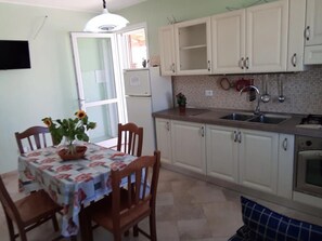 Fridge, oven, cookware/dishes/utensils - Wohnung 'Beccaria' mit Balkon by Interhome (Lido Marini)