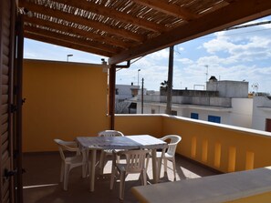 Outdoor dining - Wohnung 'Beccaria' mit Balkon by Interhome (Lido Marini)