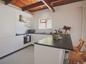 Fridge, microwave, oven, dishwasher - Red Rock Ocean View Villa - Captain's Apartment by Interhome (Gordon's Bay)