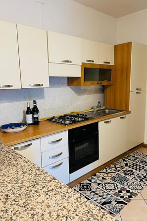 Réfrigérateur, four, batterie de cuisine, vaisselle et ustensiles