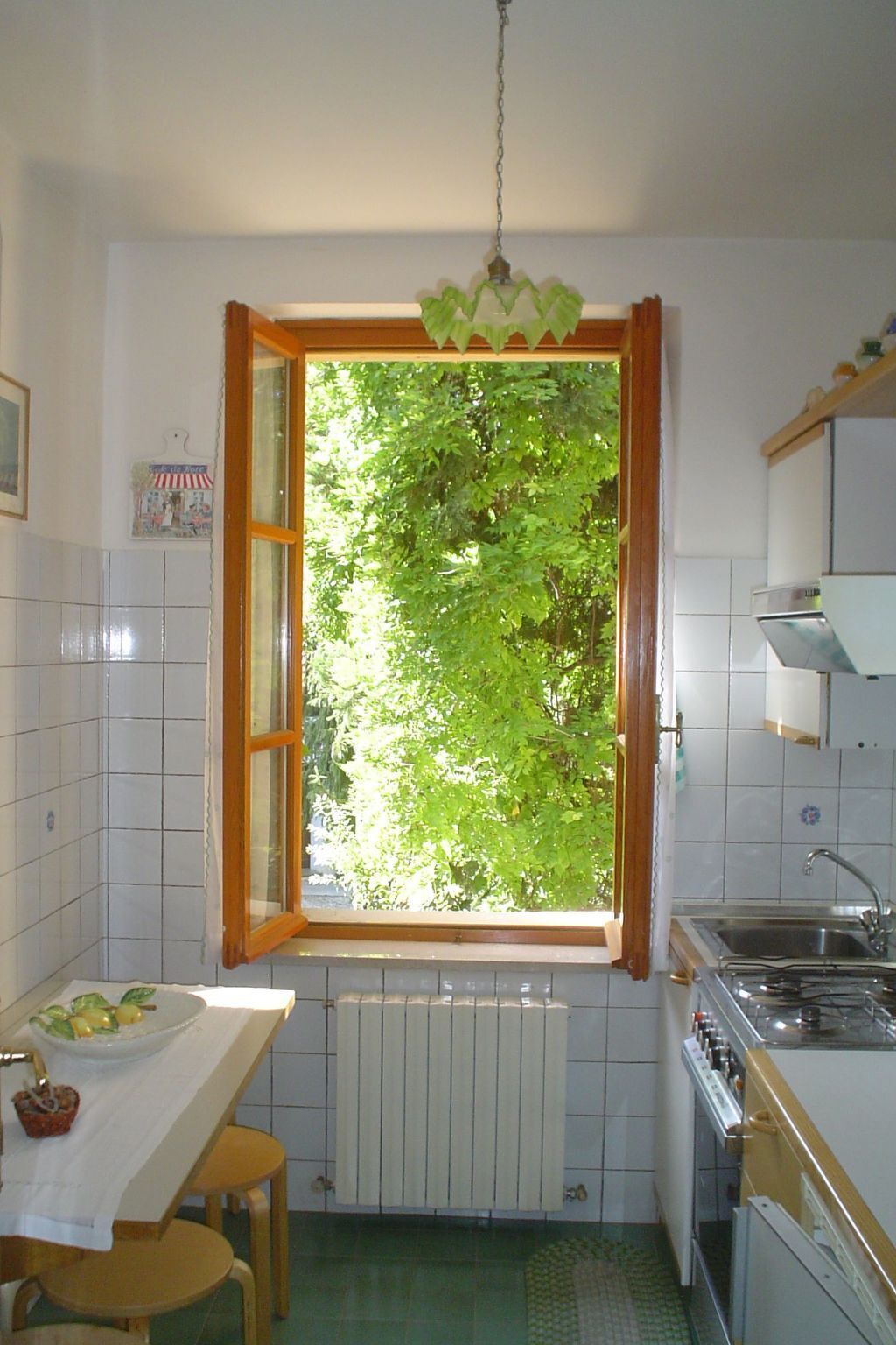 Réfrigérateur, micro-ondes, batterie de cuisine, vaisselle et ustensiles