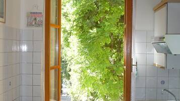 Réfrigérateur, micro-ondes, batterie de cuisine, vaisselle et ustensiles