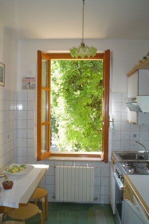 Frigorifero, microonde, pentole/stoviglie/utensili