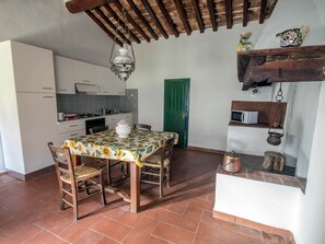 Fridge, microwave, oven, cookware/dishes/utensils - 'Dispensa4' mit Pool by Interhome (Castellina Marittima)