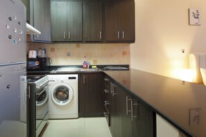 Estúdio superluxo, 1 cama King, vista para o lago, de frente para o oceano | Cozinha privada | Geladeira grande, micro-ondas, fogão, cooktop