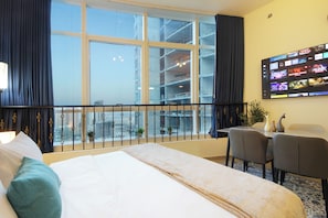 Monolocale Luxury, 1 letto king, vista lago, fronte oceano | Postazione laptop, ferro/asse da stiro, Wi-Fi gratuito