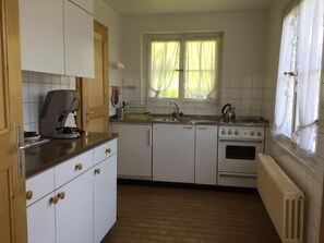 Kühlschrank, Ofen, Kochgeschirr/Geschirr/Besteck