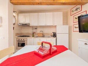 Jääkaappi, uuni, keittoastiat/astiat/ruokailuvälineet