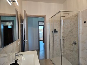 Bathroom - Zwischen Seen und Hügeln in Pina by Holiday World by Interhome (Malnate)