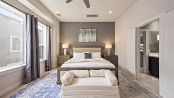 Tabla de planchar con plancha, wifi gratis y ropa de cama