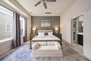 Tabla de planchar con plancha, wifi gratis y ropa de cama 