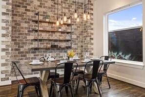 Dining - Rooftop EaDo Nr Downtown | Yard BBQ Games WiFi (Houston)