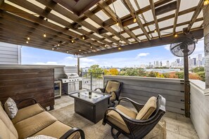 Property grounds - Rooftop EaDo Nr Downtown | Yard BBQ Games WiFi (Houston)