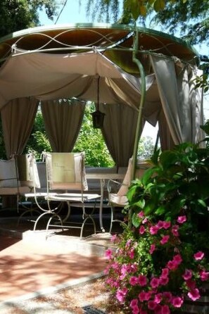 Outdoor dining - Wohnung 'Erica' mit Gemeinschaftspool by Interhome (Bibbona)