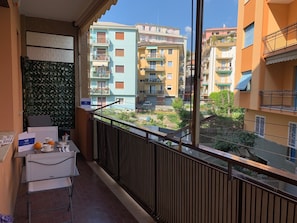 Outdoor dining - Wohnung 'Sonnenblume' mit Balkon by Interhome (Arenzano)
