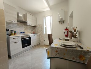 Kühlschrank, Mikrowelle, Ofen, Geschirrspüler