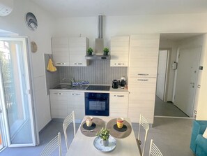 Kylskåp, mikrovågsugn, ugn och diskmaskin