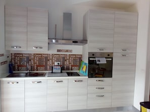 Fridge, oven, cookware/dishes/utensils - Urlaub am Meer in Ligurien by Interhome (Andora)