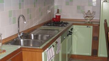 Kühlschrank, Ofen, Geschirrspüler, Kochgeschirr/Geschirr/Besteck