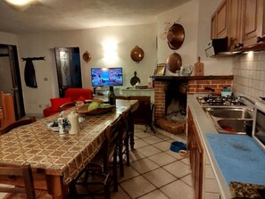 Refrigerador, microondas, horno y utensilios de cocina 