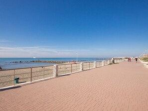 Beach - "AzzuRomare by Interhome (Lido di Castel Fusano)