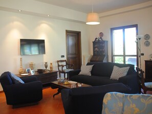 Fernseher, Kamin, DVD-Player