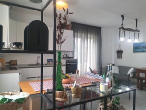 Kühlschrank, Mikrowelle, Ofen, Geschirrspüler