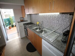 Fridge, microwave, oven, dishwasher - Aveiro Apartment mit Patio by Interhome (Aveiro)