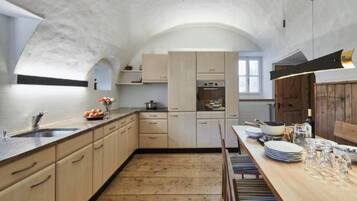 Kühlschrank, Mikrowelle, Ofen, Geschirrspüler