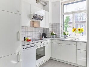 Kühlschrank, Ofen, Geschirrspüler, Kochgeschirr/Geschirr/Besteck